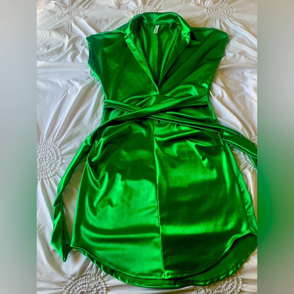 Classy bright green collars short sleeve dress . Great for any occasion .